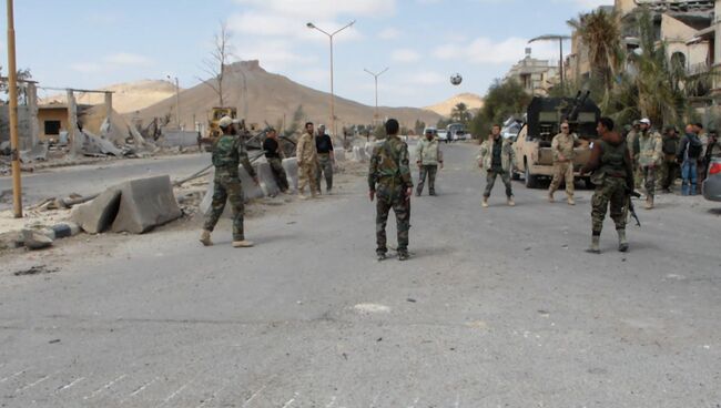 Сирийские военные играли в мяч на улице освобожденной от боевиков Пальмиры