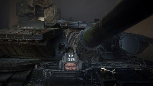 Ополченец ЛНР во время отвода вооружений калибра менее 100 миллиметров от линии соприкосновения в самопровозглашенной Луганской народной республике