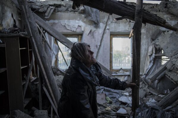 Жительница пострадавшего во время обстрела поселка Старомихайловка Донецкой области Любовь Агольцева