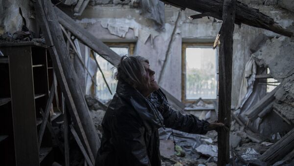 Жительница пострадавшего во время обстрела поселка Старомихайловка Донецкой области Любовь Агольцева