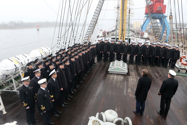 Курсанты и студенты морских вузов страны на борту учебного парусного судна Крузенштерн перед отправкой в первый рейс нового сезона Курсанты и студенты морских вузов страны на борту учебного парусного судна Крузенштерн перед отправкой в первый рейс нового сезона