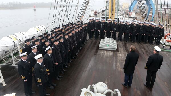 Курсанты и студенты морских вузов страны на борту учебного парусного судна Крузенштерн перед отправкой в первый рейс нового сезона