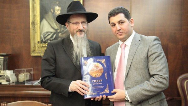 Берл Лазар представляет первый иудейский молитвенник для слепых
