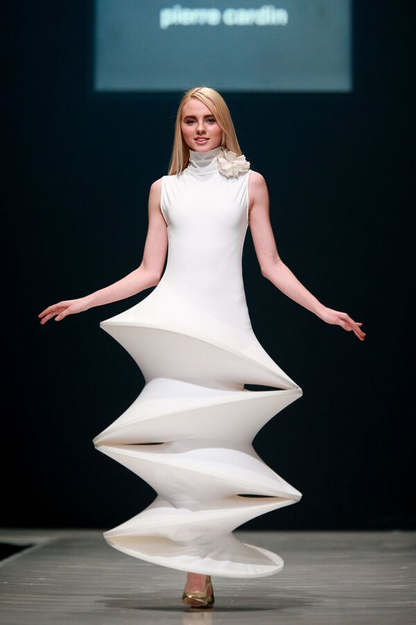 Модель демонстрирует коллекцию одежды Модного дома PIERRE CARDIN на Неделе моды в Москве Сделано в России