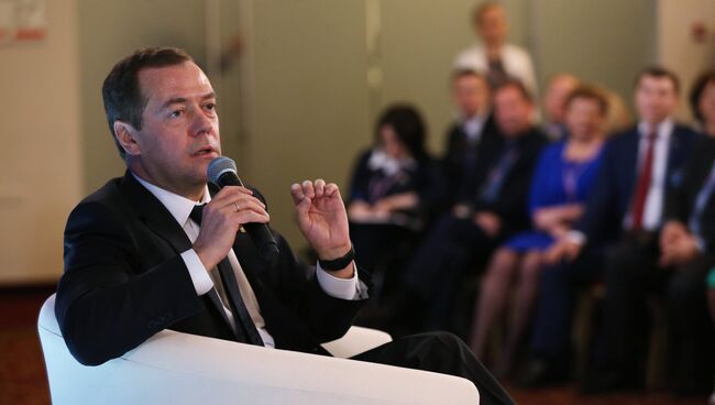 Премьер-министр РФ Д. Медведев выступил на предвыборном форуме ЕР Кандидат