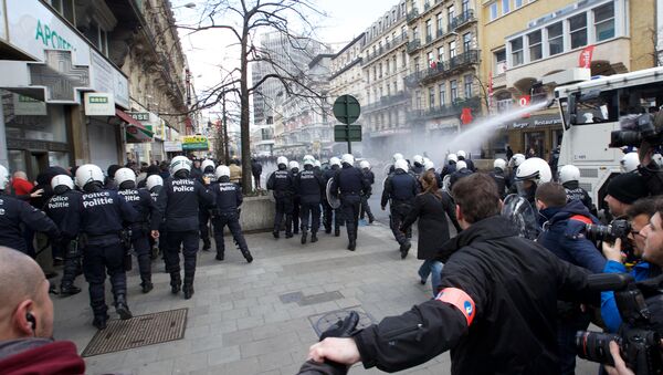 Полиция задерживает бельгийских футбольных фанатов и националистов во время манифестации в центре Брюсселя. Архивное фото