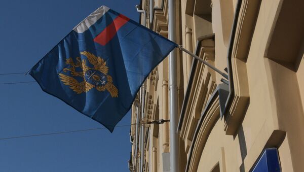 Флаг Федерального казначейства на его здании, расположенном на Биржевой площади в Москве. Архивное фото