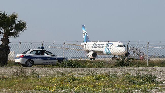 Самолет A320 компании EgyptAir в аэропорту Ларнаки, Кипр