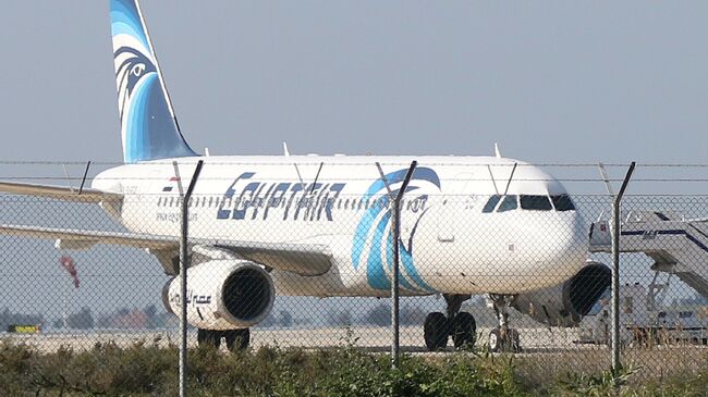 Самолет A320 компании EgyptAir в аэропорту Ларнаки, Кипр. Архивное фото