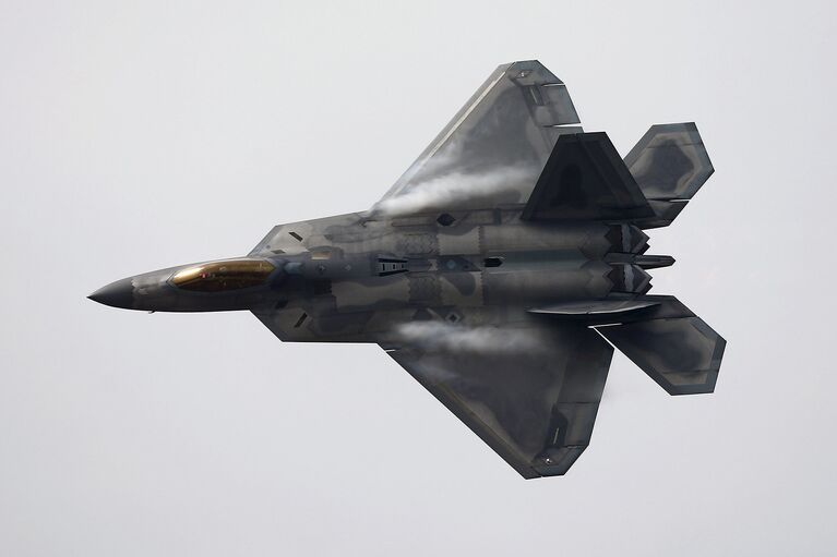 Истребитель ВВС США F-22 Raptor во время выступления на международном аэрокосмическом салоне Латинской Америки FIDAE в аэропорту Сантьяго