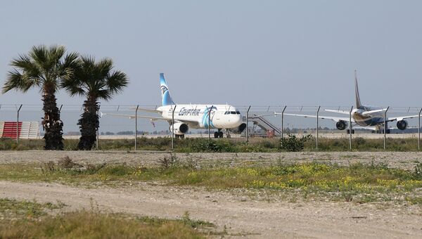 Самолет A320 компании EgyptAir в аэропорту Ларнаки, Кипр