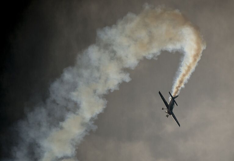 Самолет авиационной пилотажной группы ВВС Чили Halcones во время выступления на международном аэрокосмическом салоне Латинской Америки FIDAE в аэропорту Сантьяго