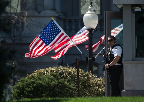 Сотрудники полиции у Капитолия в Вашингтоне