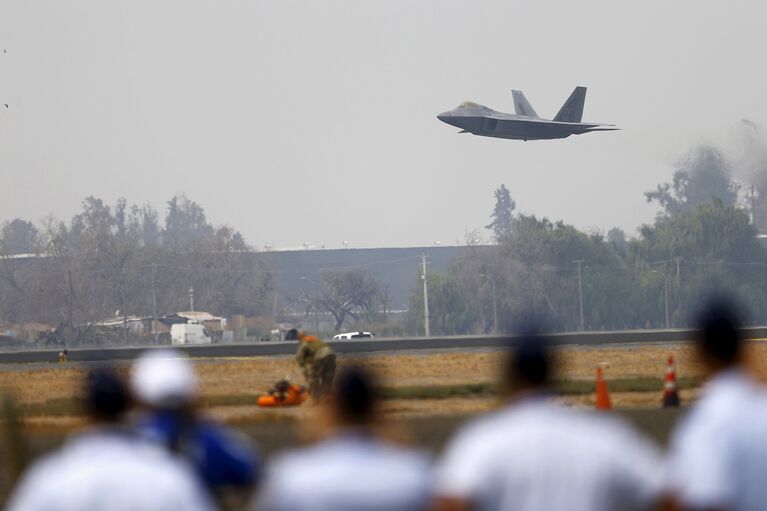 Истребитель ВВС США F-22 Raptor во время выступления на международном аэрокосмическом салоне Латинской Америки FIDAE в аэропорту Сантьяго