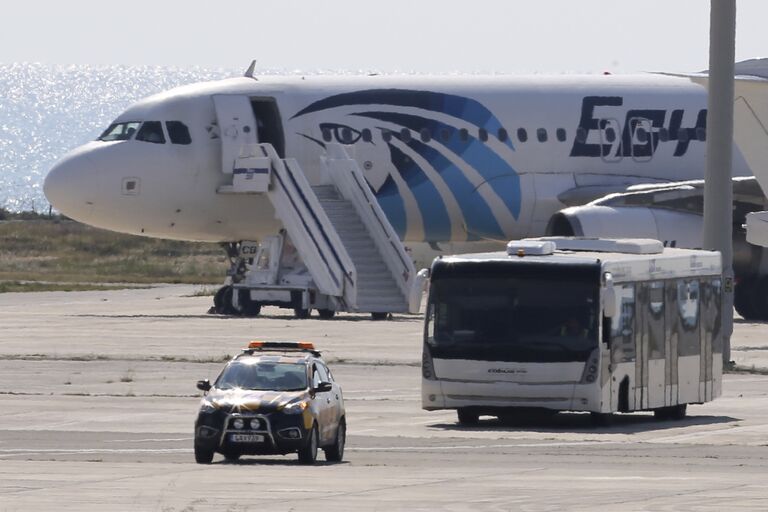 Самолет A320 компании EgyptAir в аэропорту Ларнаки, Кипр