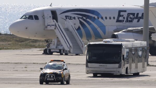 Самолет A320 компании EgyptAir в аэропорту Ларнаки, Кипр. Аохивное фото