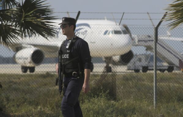 Сотрудник полиции в аэропорту Ларнаки, Кипр