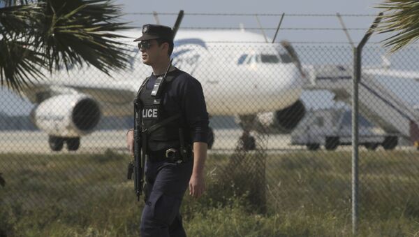 Сотрудник полиции в аэропорту Ларнаки, Кипр