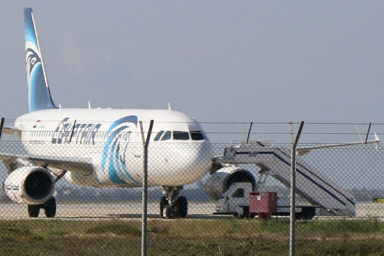 Самолет A320 компании EgyptAir в аэропорту Ларнаки, Кипр