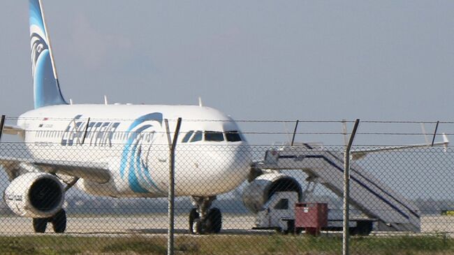 Самолет A320 компании EgyptAir в аэропорту Ларнаки, Кипр