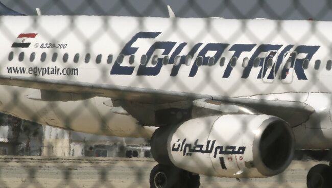 Самолет A320 компании EgyptAir в аэропорту Ларнаки, Кипр