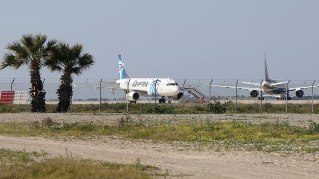 Самолет A320 компании EgyptAir в аэропорту Ларнаки, Кипр. Архивное фото