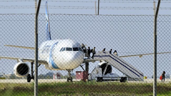 Самолет A320 компании EgyptAir в аэропорту Ларнаки, Кипр