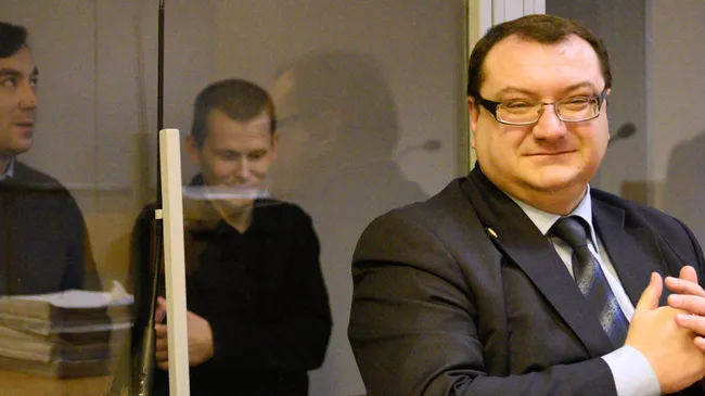 Граждане России Евгений Ерофеев и Александр Александров, обвиняемые в ряде военных преступлений на Украине, и адвокат Юрий . Архивное фотоГрабовский