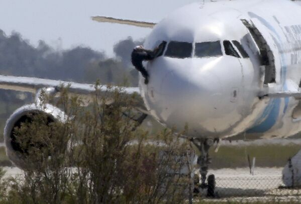 Один из пилотов покидает кабину самолета А320 EgyptAir в аэропорту Ларнака, Кипр