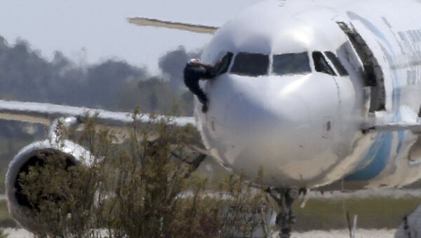 Один из пилотов покидает кабину самолета А320 EgyptAir в аэропорту Ларнака, Кипр