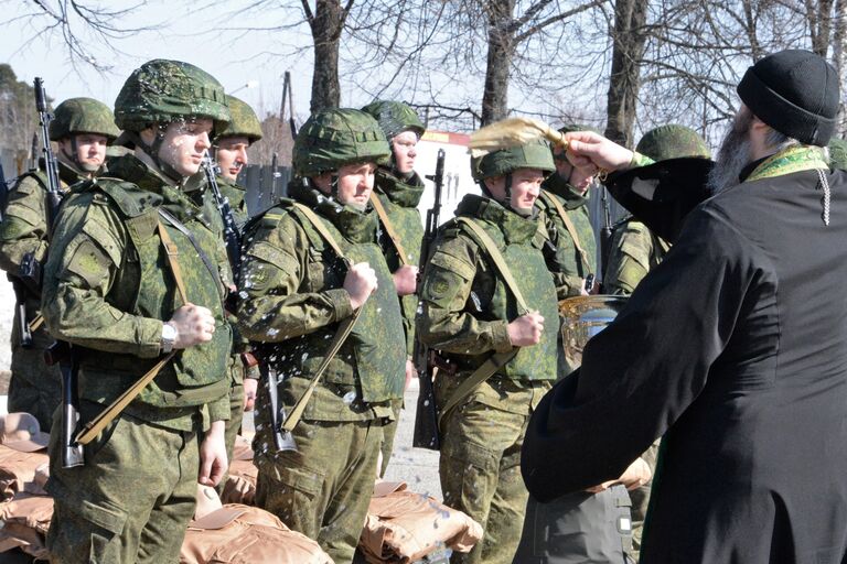 Саперы минобороны РФ в Международном противоминном центре ВС РФ в Нахабино, готовящиеся к отправке в Сирию для разминирования Пальмиры, во время церемонии освящения