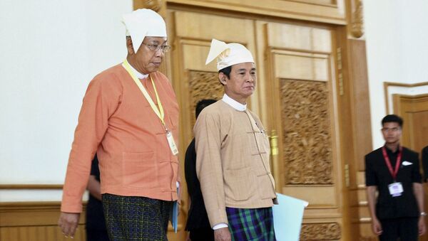 Вновь избранный президент Мьянмы Тхин Чжо (слева) и спикер нижней палаты парламента Вин Минт, 21 марта 2016 года