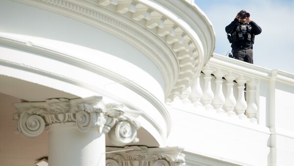 Сотрудник службы безопасности на крыше Белого Дома. Вашингтон, США. Архивное фото