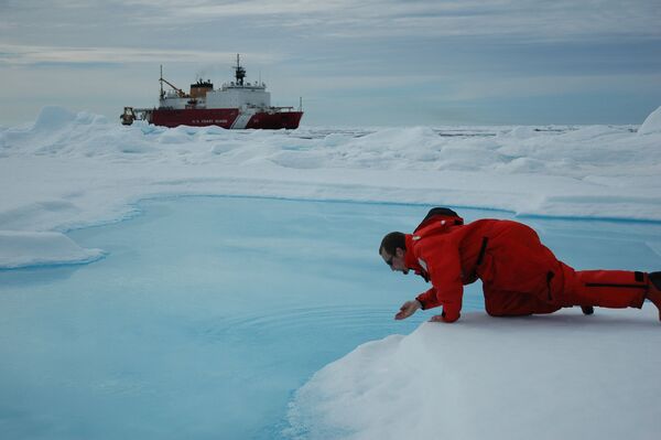 Ученый тестирует воду в Северном Ледовитом океане. 24 июля 2005