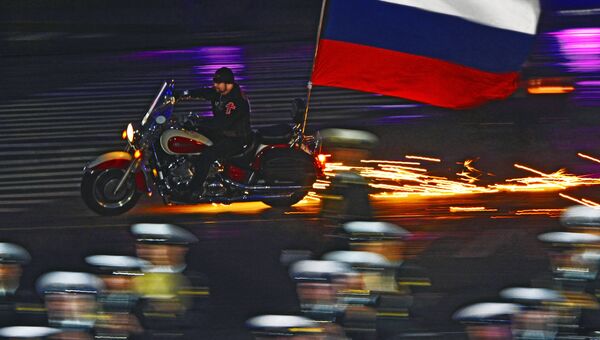 Байкер мотоклуба Ночные волки выступают на закрытии международного военно-музыкального фестиваля Спасская башня 2011 на Красной площади в Москве