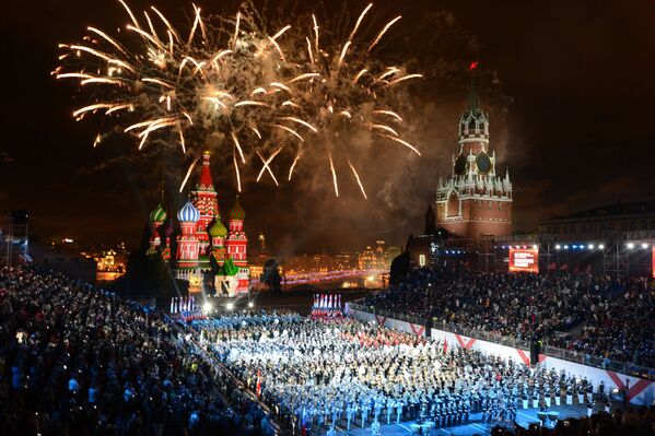 Заключительный гала-парад участников и праздничный салют на закрытии международного военно-музыкального фестиваля Спасская башня на Красной площади в Москве