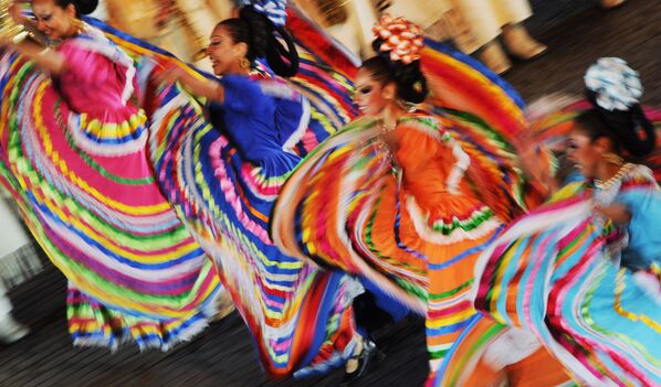 Мексиканская танцевальная группа фольклорного танцевального ансамбля Тенохтитлан выступает на международном военно-музыкальном фестивале Спасская башня на Красной площади в Москве
