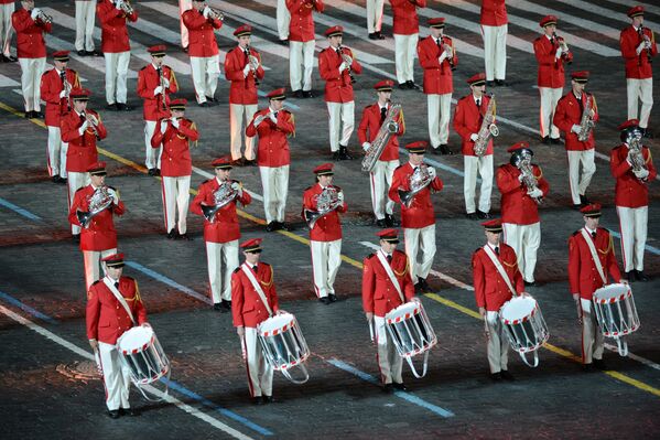 Центральный оркестр Швейцарской армии на закрытии международного военно-музыкального фестиваля Спасская башня на Красной площади в Москве