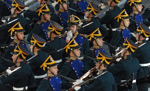 Военнослужащие роты специального караула Президентского полка выступают на закрытии международного военно-музыкального фестиваля Спасская башня 2011 на Красной площади в Москве