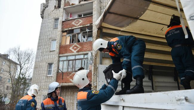 Сотрудники МЧС РФ во время эвакуации жителей и разбора завалов у пострадавшего в результате взрыва бытового газа пятиэтажного дома в Ясногорске под Тулой. Архивное фото