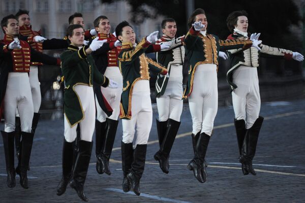 Участники театрализованного представления во время торжественной церемонии закрытия военно-музыкального фестиваля Спасская башня
