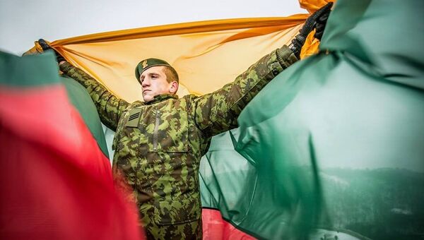 Солдат с флагом Литвы. Архивное фото