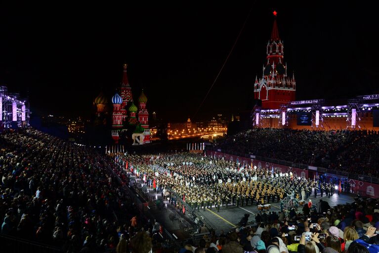 Церемония закрытия Международного военно-музыкального фестиваля Спасская башня в Москве