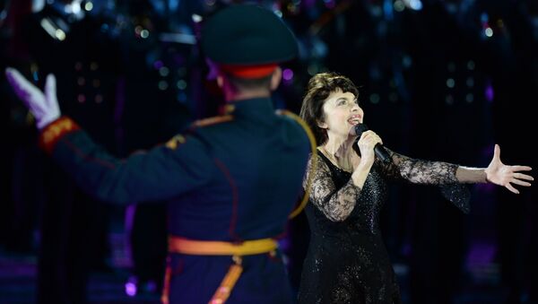 Французская певица Мирей Матье на торжественном открытии международного военно-музыкального фестиваля Спасская башня на Красной площади