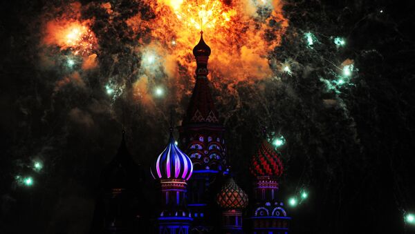 Праздничный салют на торжественном открытии международного военно-музыкального фестиваля Спасская башня на Красной площади.
