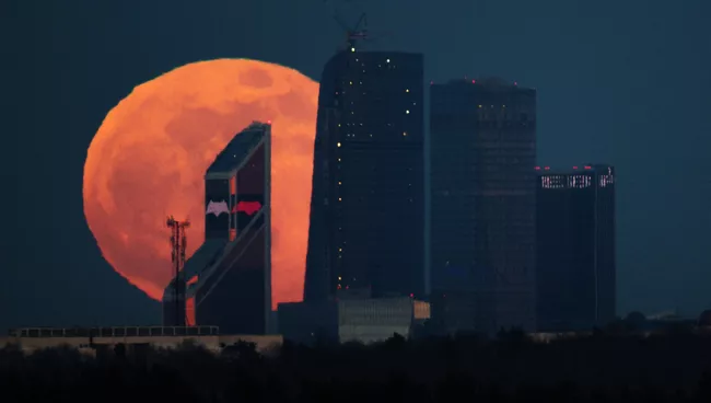 Полнолуние над Московским международным деловым центром Москва-Сити