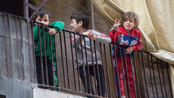 Дети в жилом квартале города Алеппо. Архивное фото
