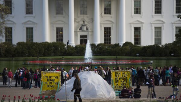Демонстранты у Белого Дома в преддверии саммита по ядерной безопасности в Вашингтоне