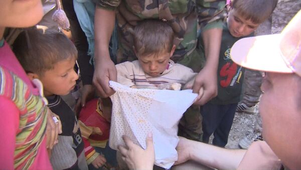Жители Алеппо с детьми получали пакеты с гумпомощью от российских военных