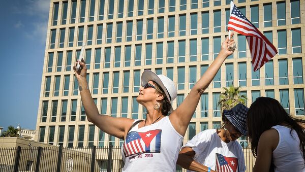 Туристы возле посольства США в Гаване, Куба. Архивное фото
